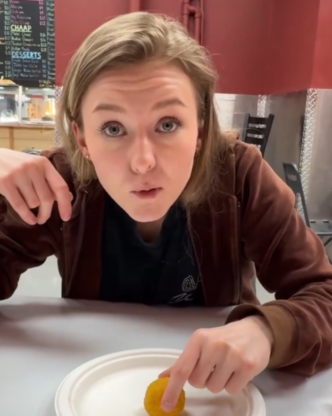 ਪਹਿਲੀ ਵਾਰ ਭਾਰਤੀ ਲੱਡੂ ਚਖਦੀ ਕੈਨੇਡੀਅਨ ਲੜਕੀ – ਮਿੱਠੇ ਸੁਆਦ ਤੇ ਮਜ਼ੇਦਾਰ ਰਿਏਕਸ਼ਨ ਦਾ ਵੀਡੀਓ ਵਾਇਰਲ